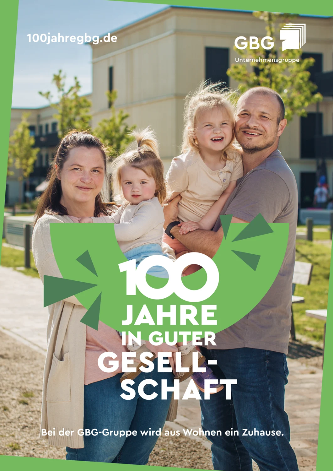 KI-basierte Bildbeschreibung: Eine lächelnde vierköpfige Familie steht vor modernen Wohnblocks. Der Text lautet: 100 Jahre in guter Gesellschaft. Bei der GBG-Gruppe wird aus Wohnen ein Zuhause.