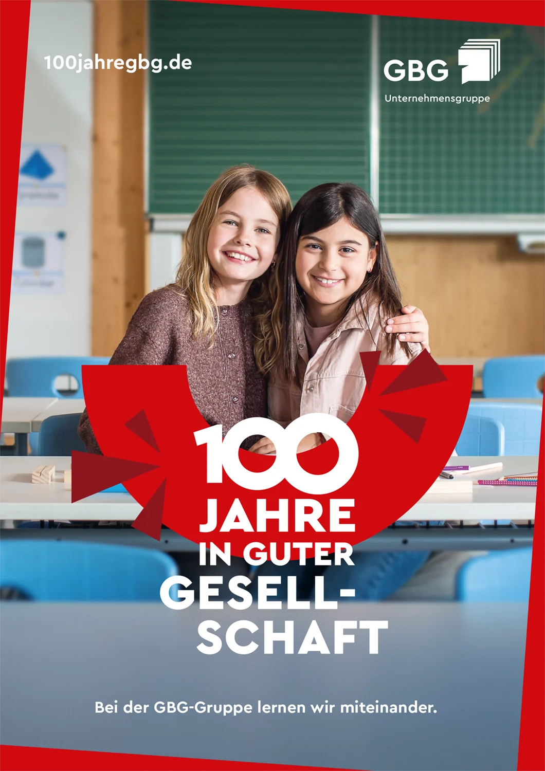 KI-basierte Bildbeschreibung: Zwei lächelnde Mädchen sitzen nebeneinander an einem Schulpult, umarmen sich und blicken in die Kamera. Das Bild ist mit einem roten Rahmen versehen und enthält einen deutschen Text, der das 100-jährige Jubiläum der GBG-Gruppe feiert.