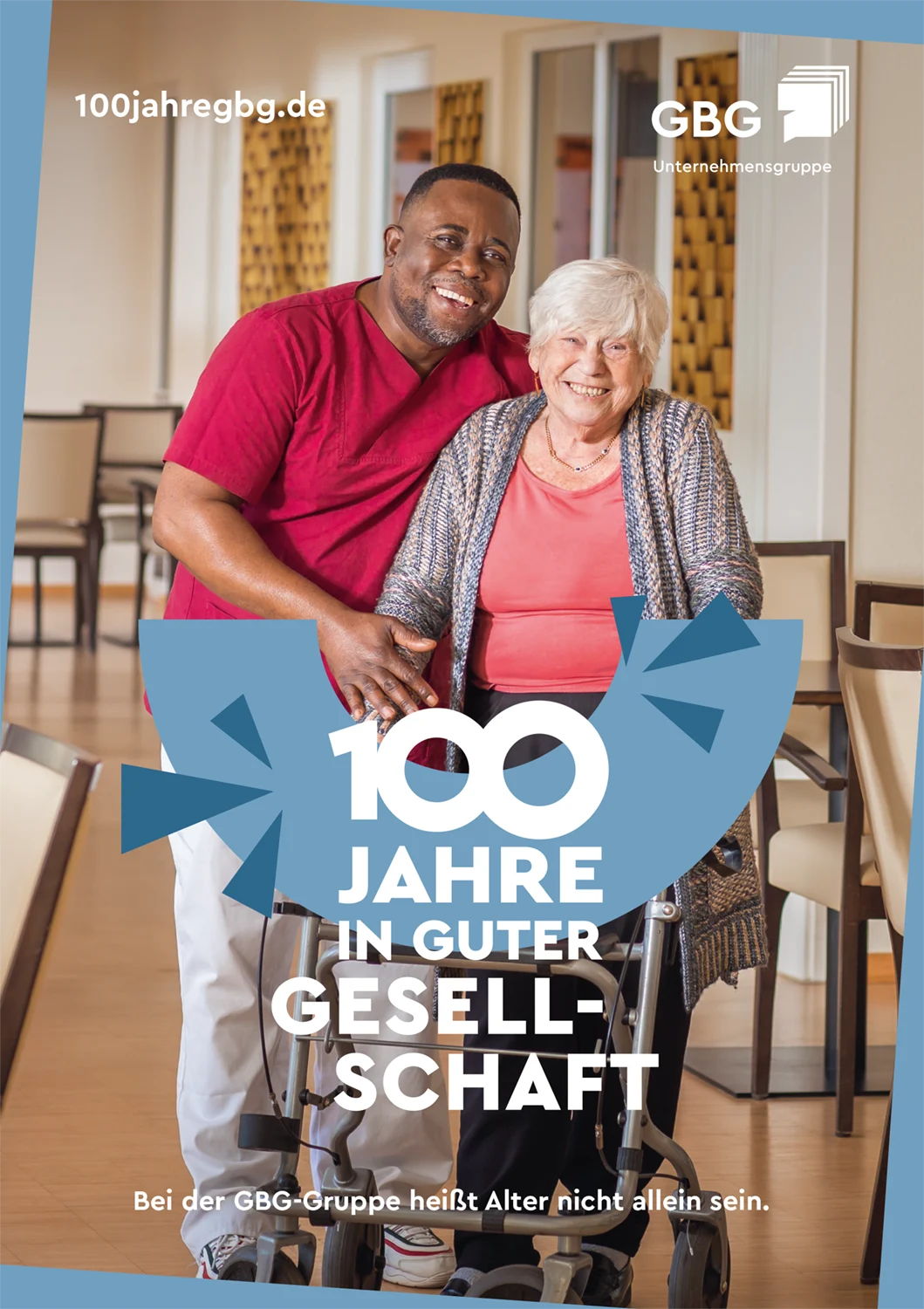 KI-basierte Bildbeschreibung: Eine lächelnde ältere Frau mit einem Rollator steht neben einem jüngeren Mann in einem roten Hemd; beide sehen glücklich aus. Der Text lautet „100 Jahre in guter Gesellschaft“ und erwähnt das 100-jährige Jubiläum der GBG.